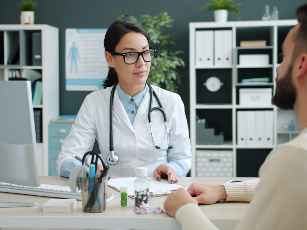 Consultório equipado para exame e conversa